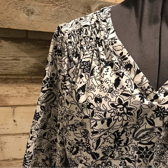 CJ Banks 1X 3/4 sleeve v-neck tunic.  Black and white - Picture 9 of 10